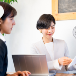 更年期を学ぶ資格であるメノポーズカウンセラーとウィメンズヘルスアドバイザー®の違いと役割を比較して解説する記事のアイキャッチ画像