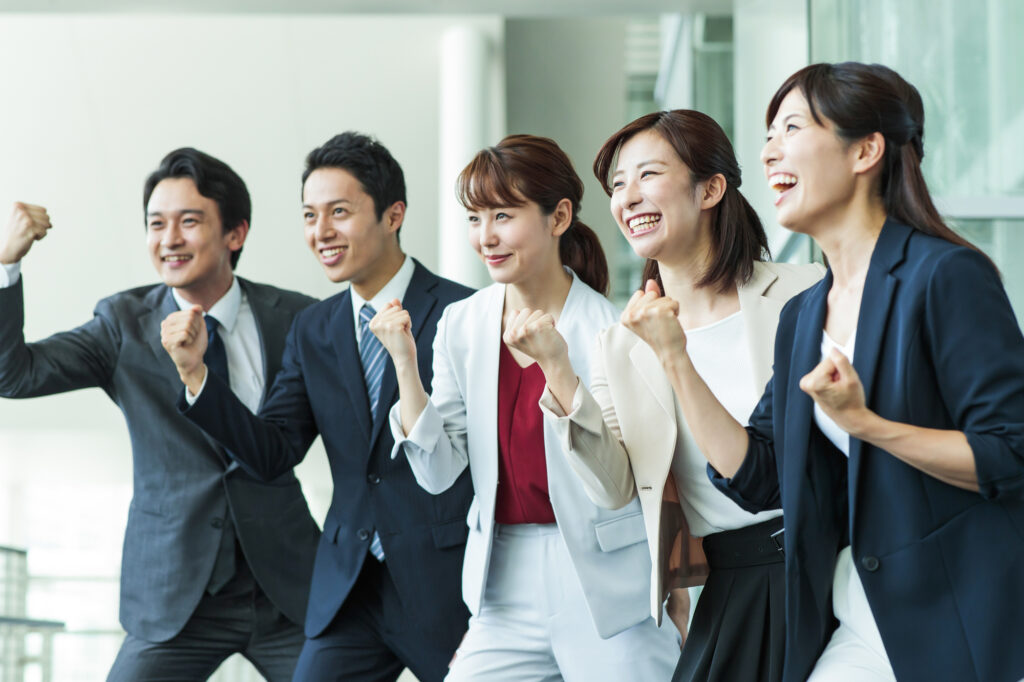 女性の健康や更年期ケアを支える専門職チームが前向きに取り組む様子