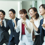 女性の健康や更年期ケアを支える専門職チームが前向きに取り組む様子