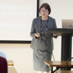 40歳以上で出産した人に向けて、産後と更年期の関係を解説する助産師の講義風景