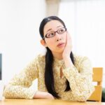 更年期はいつまで続くのか不安に感じる女性のイメージ 更年期の平均期間や終わりのサインを解説