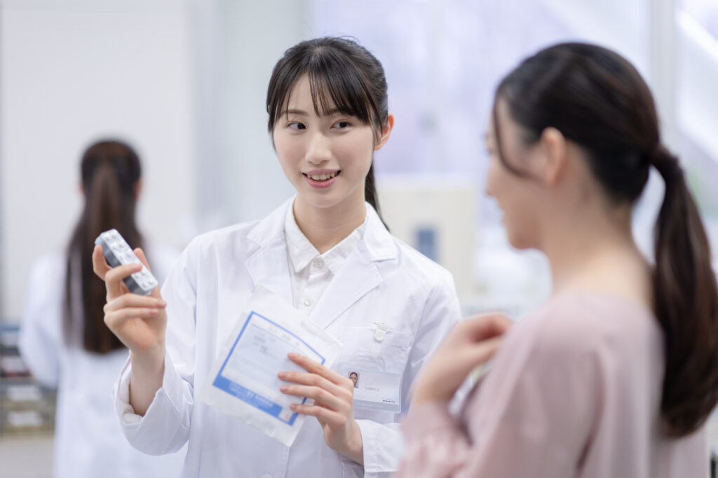 生理痛で仕事中に悩む女性と鎮痛剤の正しい使い方