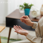 更年期女性がサプリメントについて考えているイメージ。エクオールの効果や必要性に迷う様子を表現